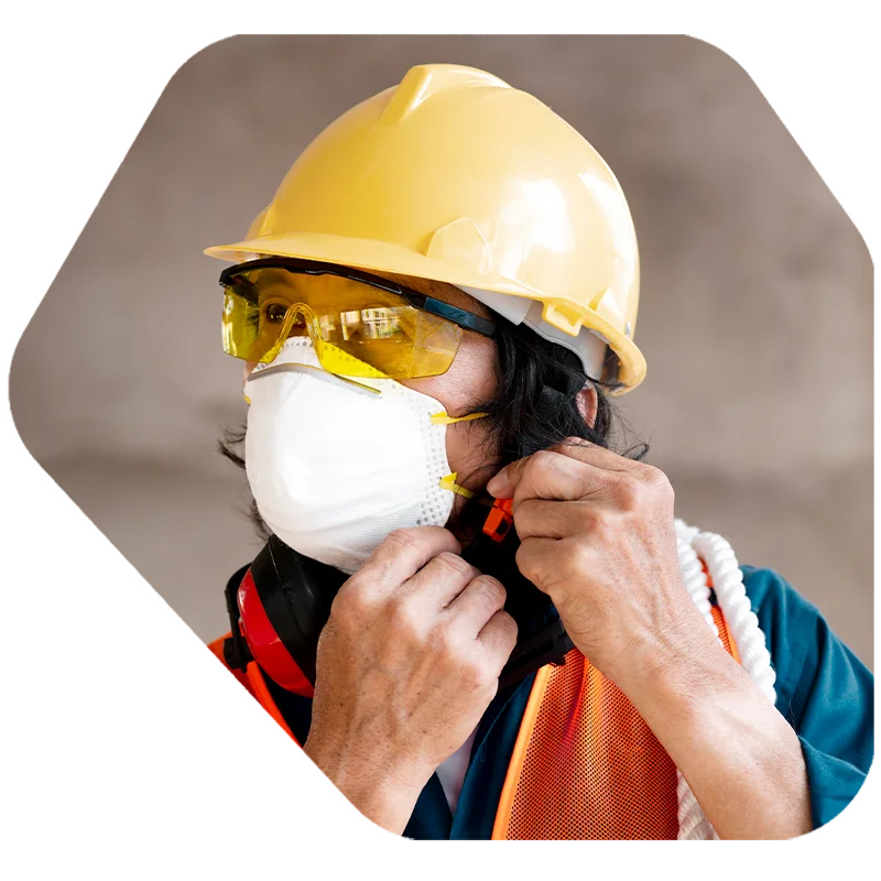 trabajador-de-industria-bajo-revisión-medica-salud-ocupacional 2